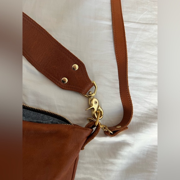 Clare V. Moyen Messenger - Picture 2 of 9